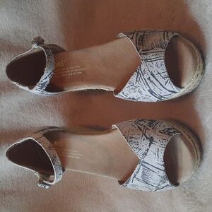 Toms Wedge Espadrilles Sz 7.5 W Gorgeous Fun and Quirky Design- Tan